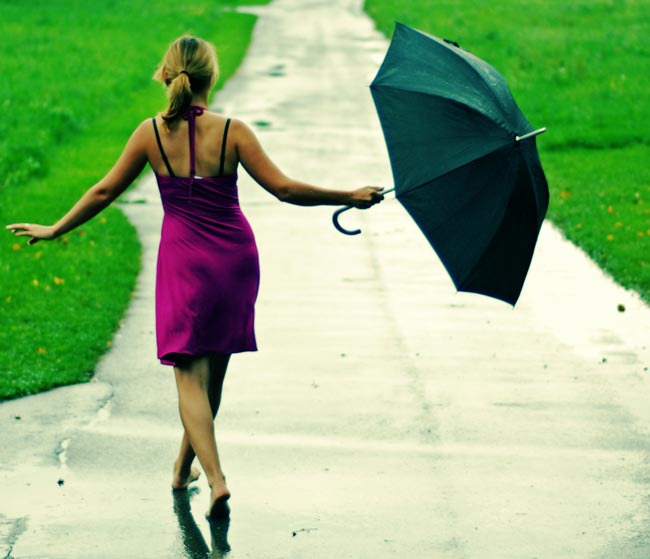 Nicole Nowak Frau mit Regenschirm Leichtigkeit